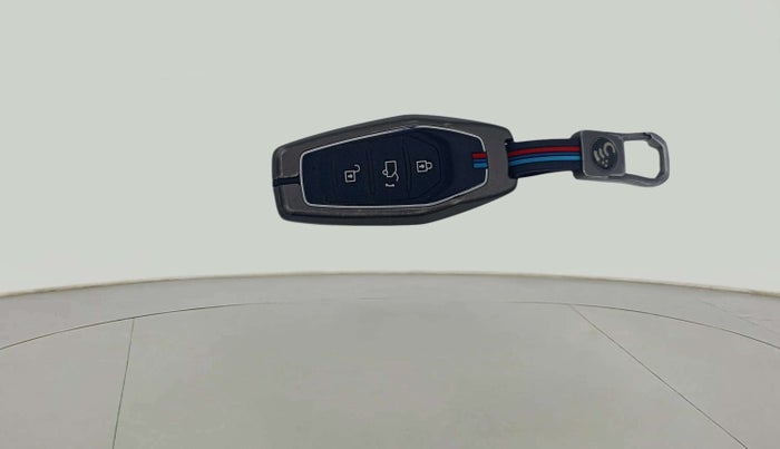 2020 Mahindra XUV500 W11, Diesel, Manual, 1,18,923 km, Key Close Up