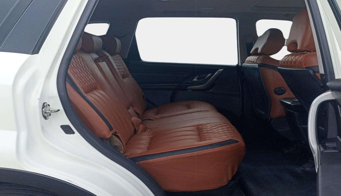 2020 Mahindra XUV500 W11, Diesel, Manual, 1,18,923 km, Right Side Rear Door Cabin