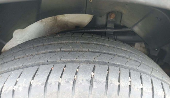 2020 Mahindra XUV500 W11, Diesel, Manual, 1,18,923 km, Left Rear Tyre Tread