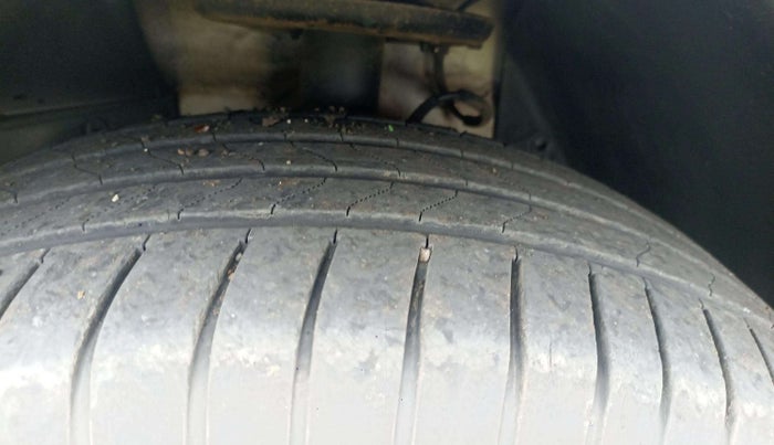 2020 Mahindra XUV500 W11, Diesel, Manual, 1,18,923 km, Left Front Tyre Tread