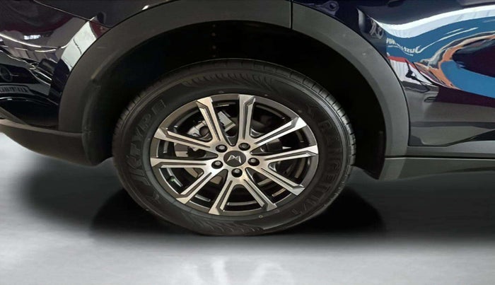2022 Mahindra XUV700 AX 7 LUXURY D AWD AT 7 STR, Diesel, Automatic, 60,398 km, Right Rear Wheel