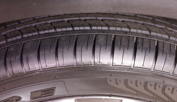 2022 Mahindra XUV700 AX 7 LUXURY D AWD AT 7 STR, Diesel, Automatic, 60,398 km, Left Front Tyre Tread