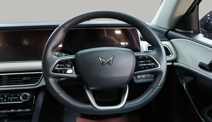 2022 Mahindra XUV700 AX 7 LUXURY D AWD AT 7 STR, Diesel, Automatic, 60,398 km, Steering Wheel Close Up