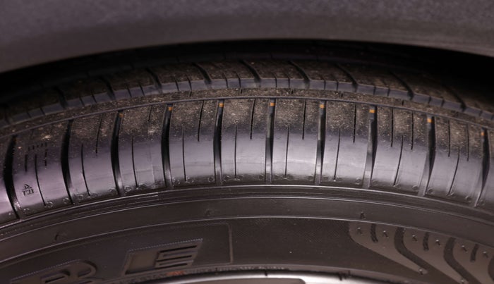 2022 Mahindra XUV700 AX 7 LUXURY D AWD AT 7 STR, Diesel, Automatic, 60,398 km, Right Front Tyre Tread