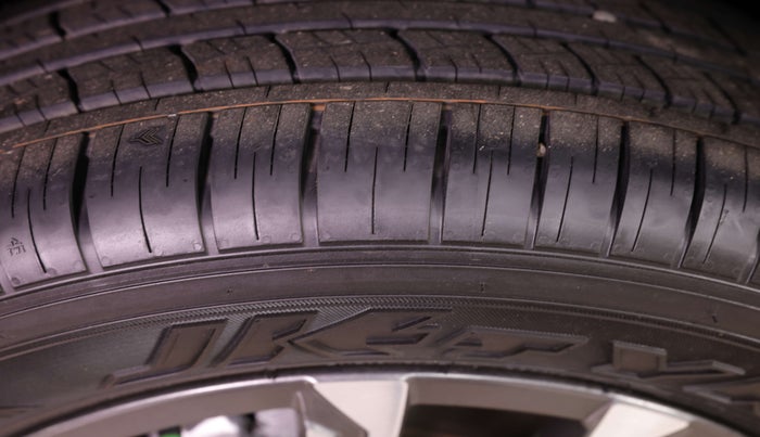 2022 Mahindra XUV700 AX 7 LUXURY D AWD AT 7 STR, Diesel, Automatic, 60,398 km, Right Rear Tyre Tread