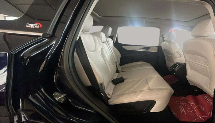2022 Mahindra XUV700 AX 7 LUXURY D AWD AT 7 STR, Diesel, Automatic, 60,398 km, Right Side Rear Door Cabin