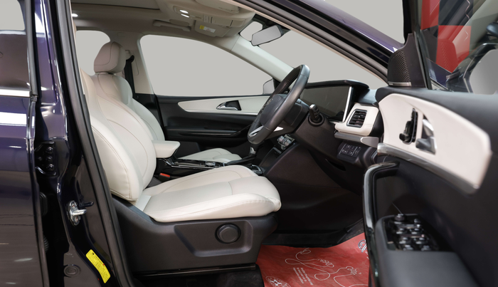 2022 Mahindra XUV700 AX 7 LUXURY D AWD AT 7 STR, Diesel, Automatic, 60,398 km, Right Side Front Door Cabin