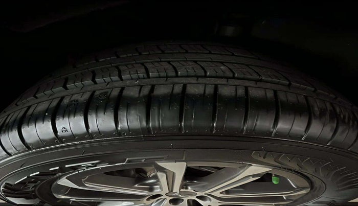 2022 Mahindra XUV700 AX 7 LUXURY D AWD AT 7 STR, Diesel, Automatic, 60,398 km, Right Rear Tyre Tread