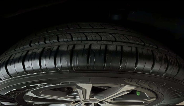2022 Mahindra XUV700 AX 7 LUXURY D AWD AT 7 STR, Diesel, Automatic, 60,398 km, Left Rear Tyre Tread