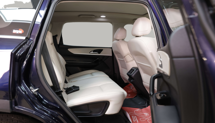 2022 Mahindra XUV700 AX 7 LUXURY D AWD AT 7 STR, Diesel, Automatic, 60,398 km, Right Side Rear Door Cabin