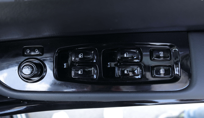 2024 Mahindra XUV700 AX 7 LUXURY P AT 7 STR, Petrol, Automatic, 7,497 km, Driver Side Door Panels Control