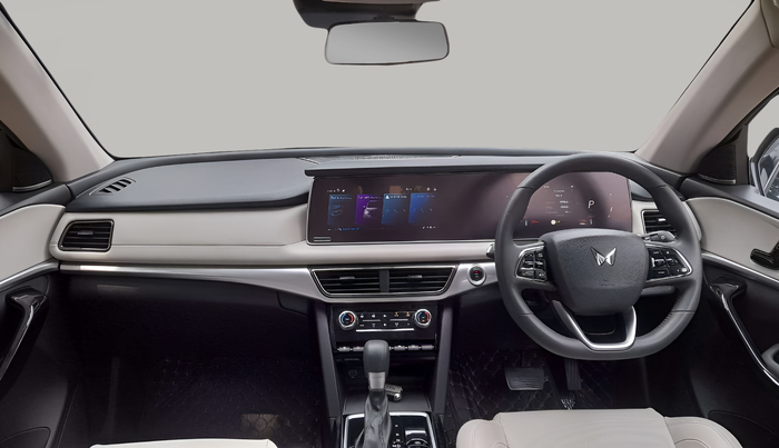 2024 Mahindra XUV700 AX 7 LUXURY P AT 7 STR, Petrol, Automatic, 7,497 km, Dashboard