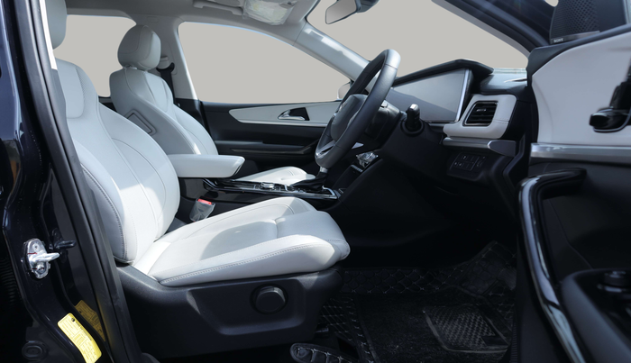 2024 Mahindra XUV700 AX 7 LUXURY P AT 7 STR, Petrol, Automatic, 7,497 km, Right Side Front Door Cabin