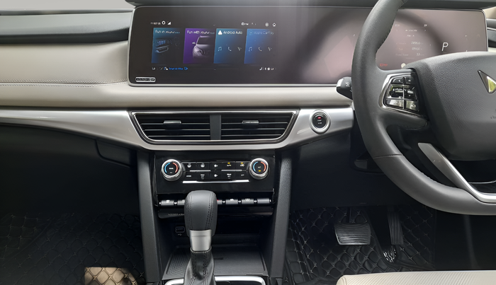 2024 Mahindra XUV700 AX 7 LUXURY P AT 7 STR, Petrol, Automatic, 7,497 km, Air Conditioner