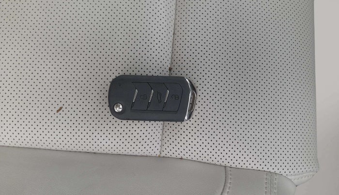 2024 Mahindra XUV700 AX 7 LUXURY P AT 7 STR, Petrol, Automatic, 7,497 km, Key Close Up