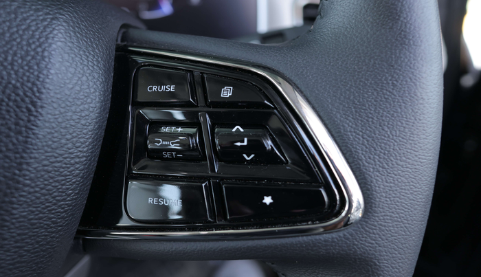 2024 Mahindra XUV700 AX 7 LUXURY P AT 7 STR, Petrol, Automatic, 7,497 km, Adaptive Cruise Control