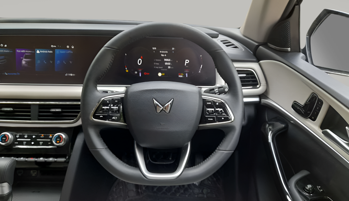 2024 Mahindra XUV700 AX 7 LUXURY P AT 7 STR, Petrol, Automatic, 7,497 km, Steering Wheel Close Up