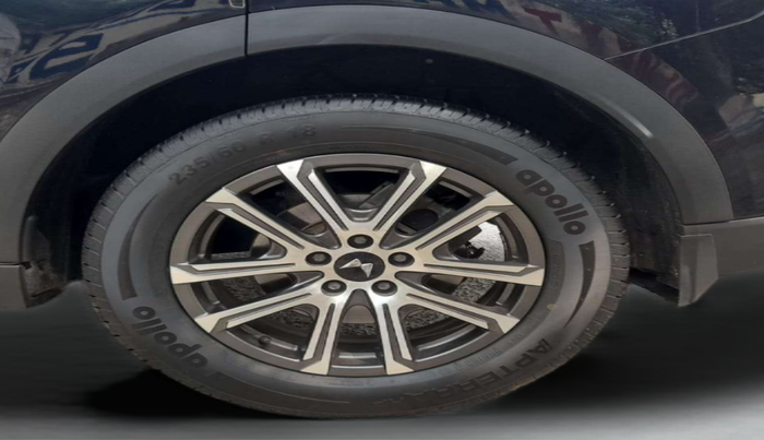 2024 Mahindra XUV700 AX 7 LUXURY P AT 7 STR, Petrol, Automatic, 7,497 km, Left Rear Wheel