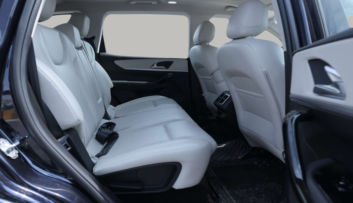 2024 Mahindra XUV700 AX 7 LUXURY P AT 7 STR, Petrol, Automatic, 7,497 km, Right Side Rear Door Cabin