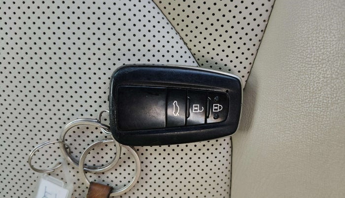 2021 Toyota Camry HYBRID, Hybrid, Automatic, 39,751 km, Key Close Up