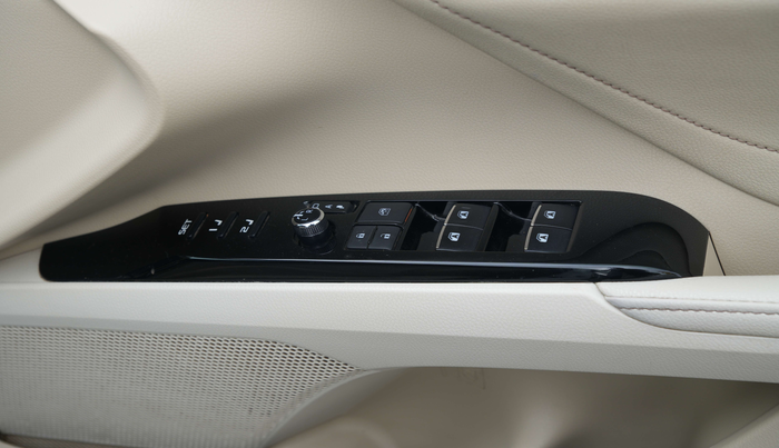 2021 Toyota Camry HYBRID, Hybrid, Automatic, 39,751 km, Driver Side Door Panels Control