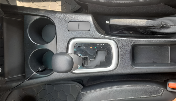 2024 Toyota HILUX HIGH 4X4 AT, Diesel, Automatic, 33,416 km, Gear Lever