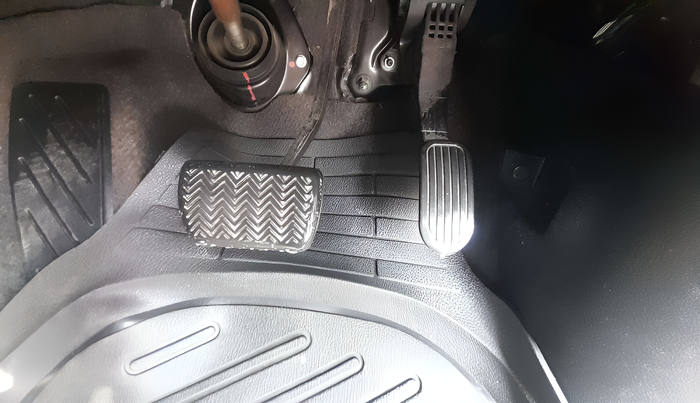 2024 Toyota HILUX HIGH 4X4 AT, Diesel, Automatic, 33,416 km, Pedals