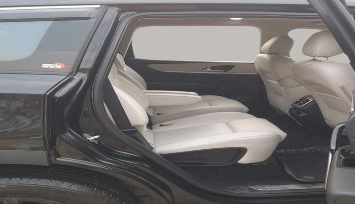 2024 Mahindra XUV700 AX 7 Luxury Pack Petrol AT 6 STR, Petrol, Automatic, 13,276 km, Right Side Rear Door Cabin