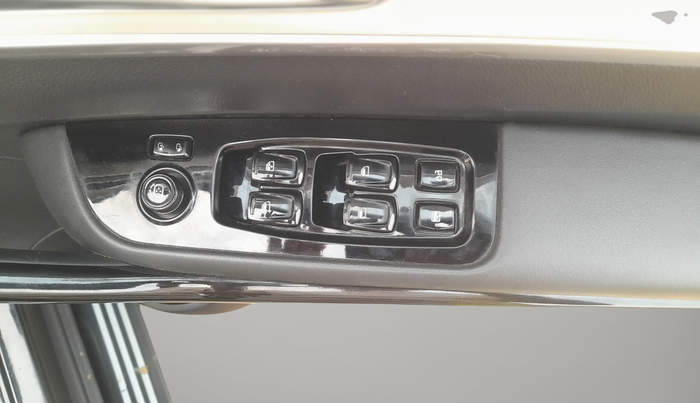 2024 Mahindra XUV700 AX 7 Luxury Pack Petrol AT 6 STR, Petrol, Automatic, 13,276 km, Driver Side Door Panels Control