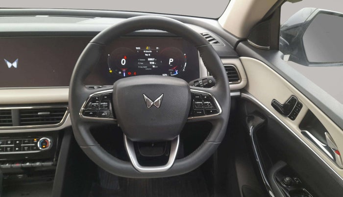 2024 Mahindra XUV700 AX 7 Luxury Pack Petrol AT 6 STR, Petrol, Automatic, 13,276 km, Steering Wheel Close Up