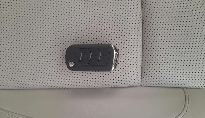 2024 Mahindra XUV700 AX 7 Luxury Pack Petrol AT 6 STR, Petrol, Automatic, 13,276 km, Key Close Up