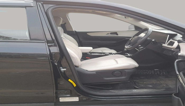 2024 Mahindra XUV700 AX 7 Luxury Pack Petrol AT 6 STR, Petrol, Automatic, 13,276 km, Right Side Front Door Cabin