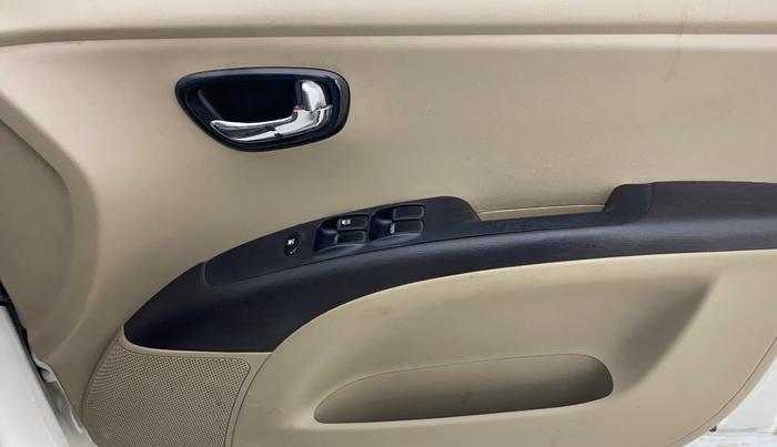 2016 Hyundai i10 SPORTZ 1.1, CNG, Manual, 1,13,611 km, Driver Side Door Panels Control