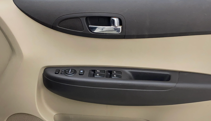 2014 Hyundai i20 MAGNA 1.2, CNG, Manual, 1,46,246 km, Driver Side Door Panels Control