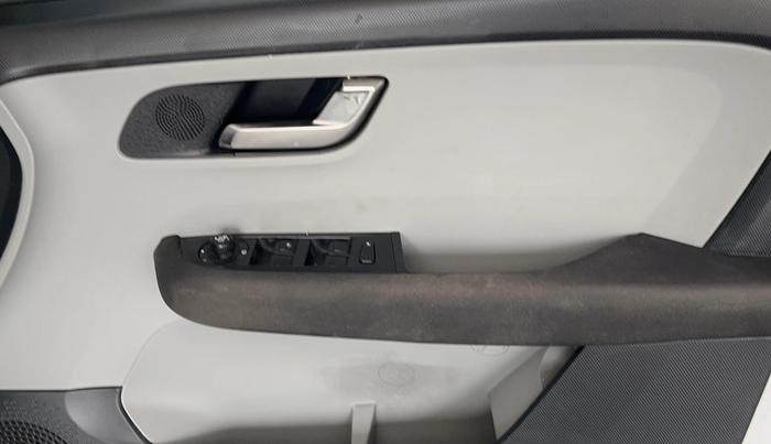 2021 Tata ALTROZ XZ PETROL, Petrol, Manual, 39,931 km, Driver Side Door Panels Control