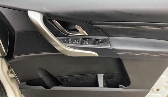 2018 Mahindra XUV500 W11, Diesel, Manual, 72,771 km, Driver Side Door Panels Control