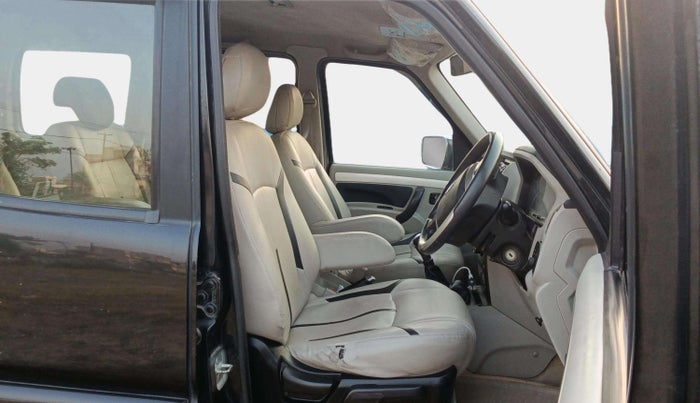 2023 Mahindra SCORPIO-N Z8 L DIESEL AT 2WD 7 STR, Diesel, Automatic, 17,182 km, Right Side Front Door Cabin