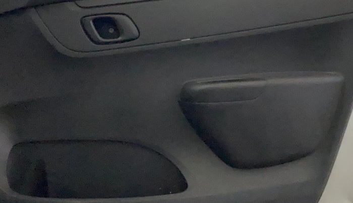 2022 Renault Kwid RXT 1.0, Petrol, Manual, 29,737 km, Driver Side Door Panels Control