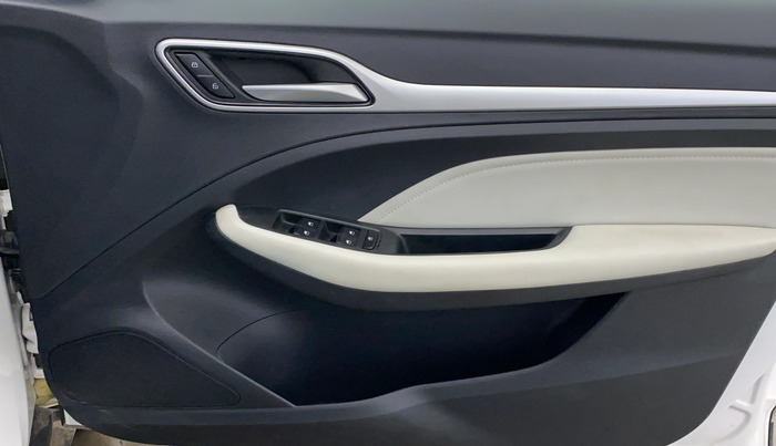 2025 MG ASTOR Sprint 1.5 MT (Ivory), Petrol, Manual, 3,202 km, Driver Side Door Panels Control