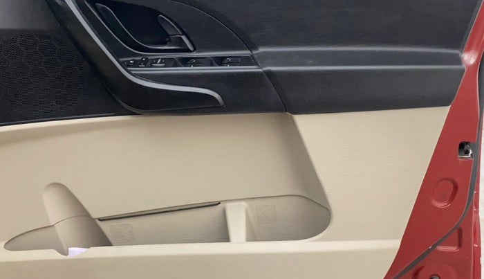 2016 Mahindra XUV500 W4, Diesel, Manual, 1,02,852 km, Driver Side Door Panels Control