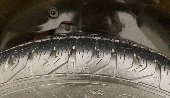 2016 Mahindra XUV500 W4, Diesel, Manual, 1,02,852 km, Right Rear Tyre Tread