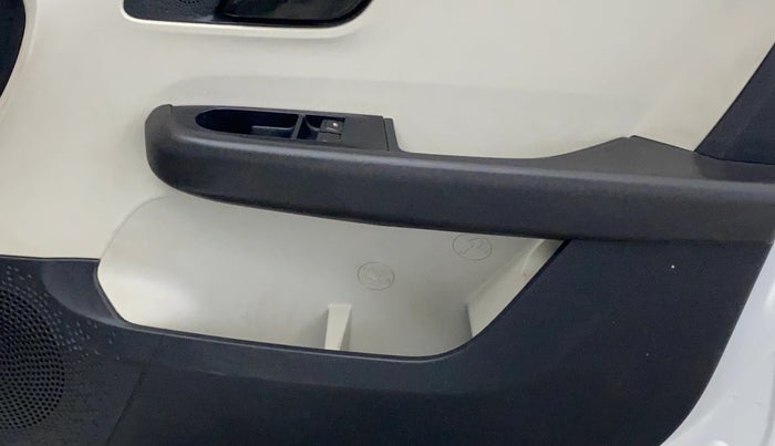 2024 Tata ALTROZ XE CNG, CNG, Manual, 19,266 km, Driver Side Door Panels Control