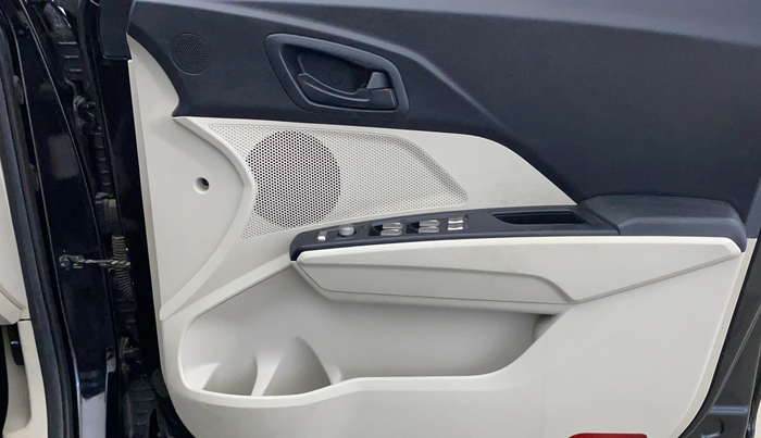 2023 Mahindra XUV300 W6 1.2 PETROL, Petrol, Manual, 33,516 km, Driver Side Door Panels Control