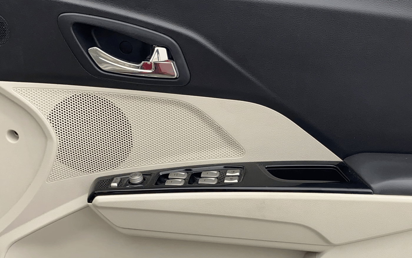 2023 Mahindra XUV300 W8 (O) 1.5 DIESEL, Diesel, Manual, 64,416 km, Driver Side Door Panels Control