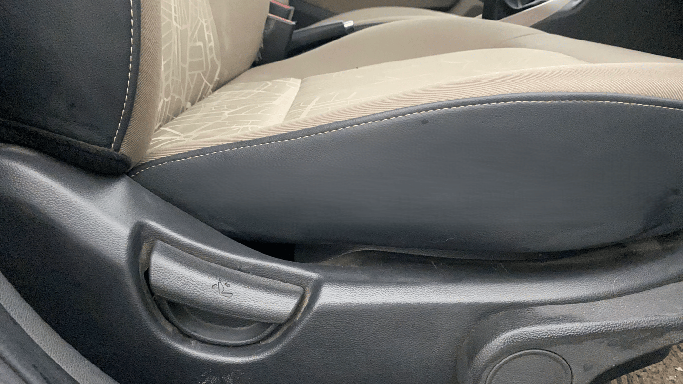 2016 Hyundai Xcent SX 1.2, CNG, Manual, 59,155 km, Driver Side Adjustment Panel
