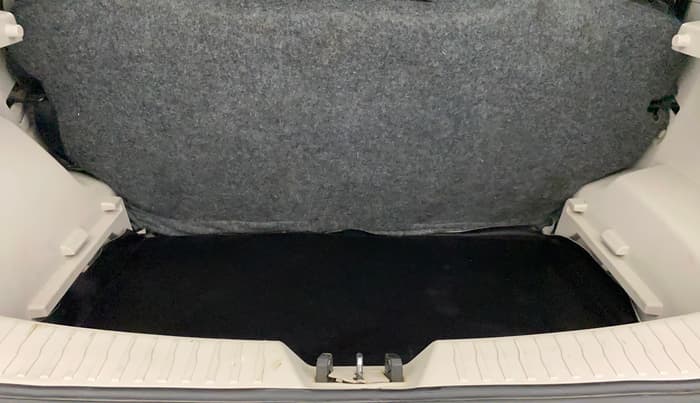 2021 Mahindra XUV300 W4 1.2 PETROL, Petrol, Manual, 31,717 km, Boot Inside