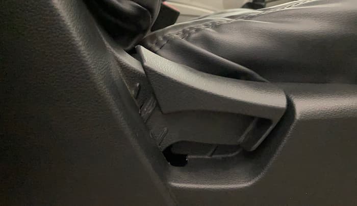 2021 Mahindra XUV300 W4 1.2 PETROL, Petrol, Manual, 31,717 km, Driver Side Adjustment Panel