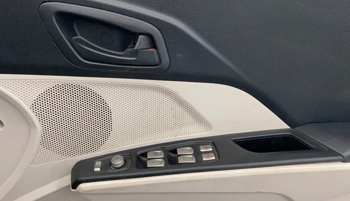 2021 Mahindra XUV300 W4 1.2 PETROL, Petrol, Manual, 31,717 km, Driver Side Door Panels Control