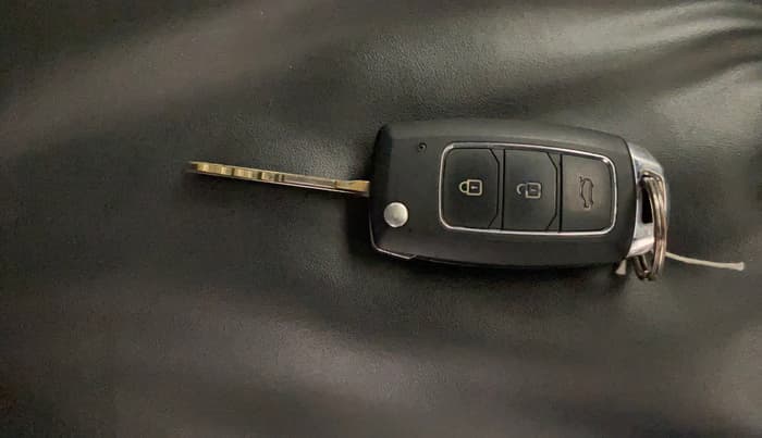 2021 Mahindra XUV300 W4 1.2 PETROL, Petrol, Manual, 31,717 km, Key Close Up