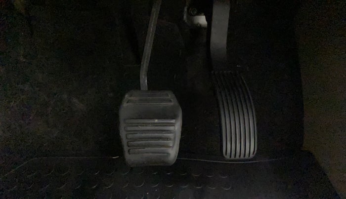 2017 Mahindra TUV300 T8 AMT, Diesel, Automatic, 67,790 km, Pedals